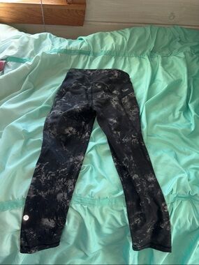 Lululemon 25 inch size 2  Black Marble Athletic Leggings small bag included